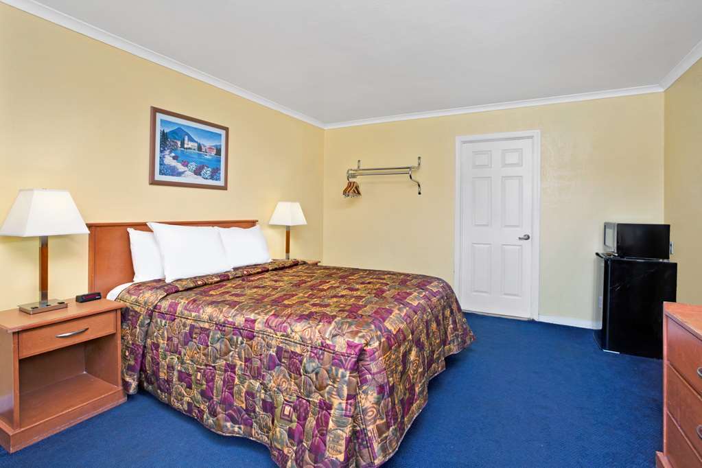 Knights Inn Santa Cruz Room photo